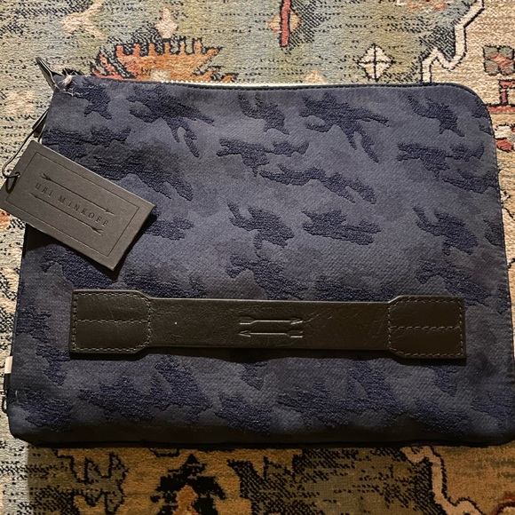 Uri Minkoff Warren Pouch - Picture 1 of 4